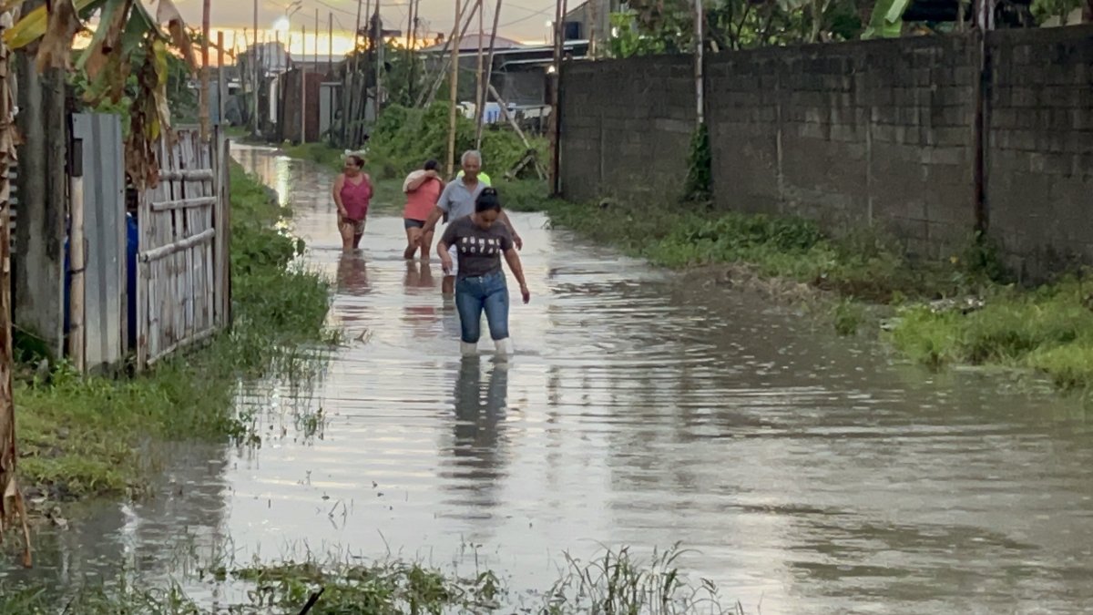 Los vecinos de Mabel tienen que salir con botas de sus viviendas, por la gran cantidad de agua acumulada en las calles.