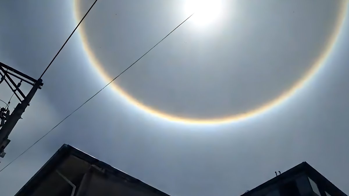 Un halo solar ilumina el cielo de Esmeraldas, fenómeno óptico causado por la refracción de la luz en cristales de hielo de nubes altas.