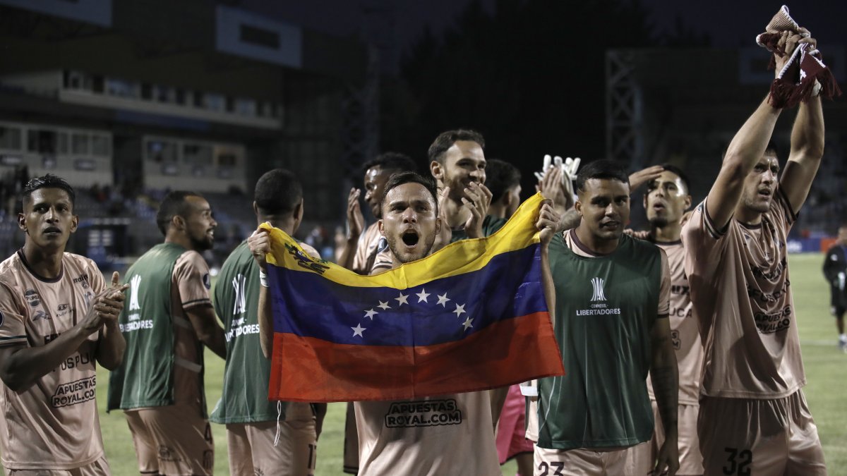 Los jugadores del Carabobo FC celebraron en el estadio Huachipato tras los ataques xenofóbicos.