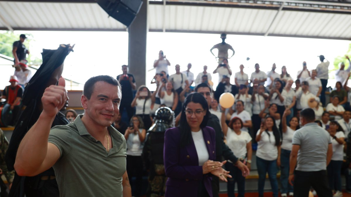 Daniel Noboa en la entrega de becas.