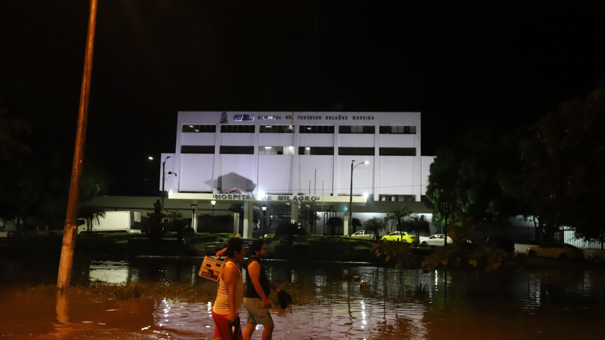 Así caminan las familias por las calles del sector San Miguel 1 y 2 o Cien Camas.