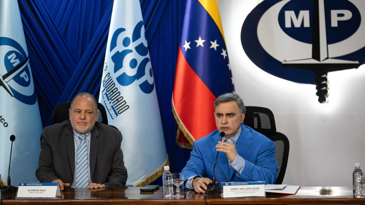 El Fiscal General de Venezuela, Tarek William Saab (derecha), habla junto al Defensor del Pueblo Alfredo Ruíz