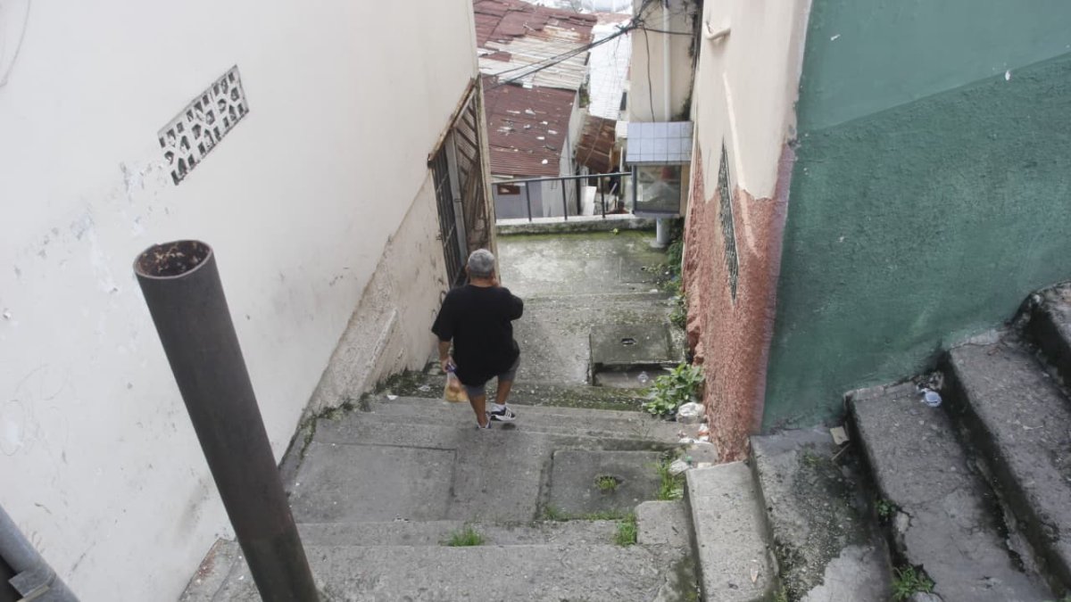 El crimen se registró en la madrugada, en las escalinatas de un callejón.