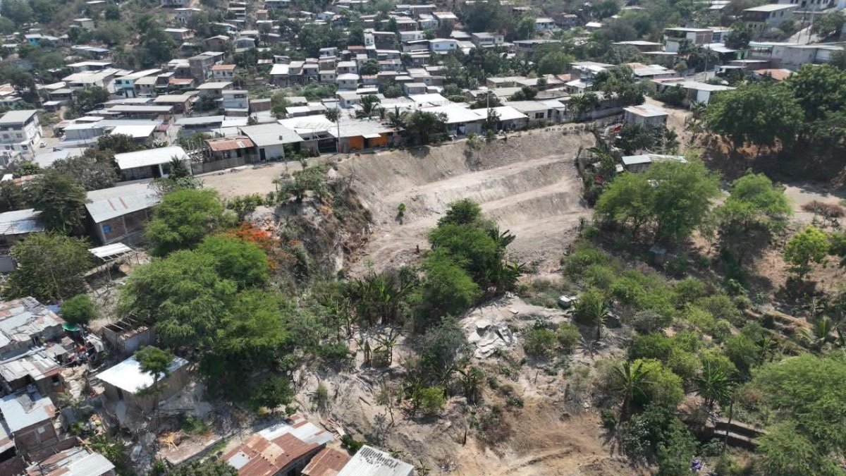 El Comité de Operaciones Emergentes de Portoviejo declaró en alerta roja a la Calle Chimborazo por riesgos de deslizamientos y colapso de viviendas