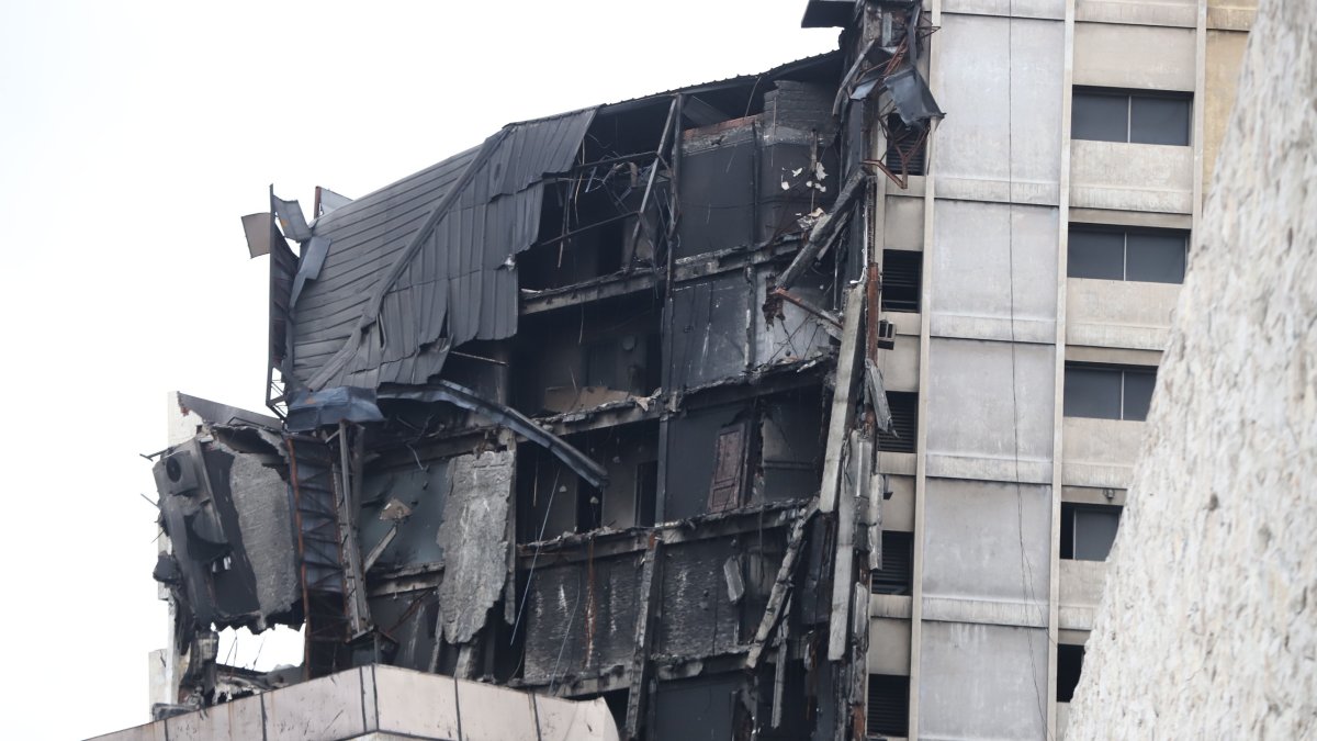 Escombros y cenizas aún cubren los accesos del edificio Multicomercio tras cumplirse dos semanas del incendio.