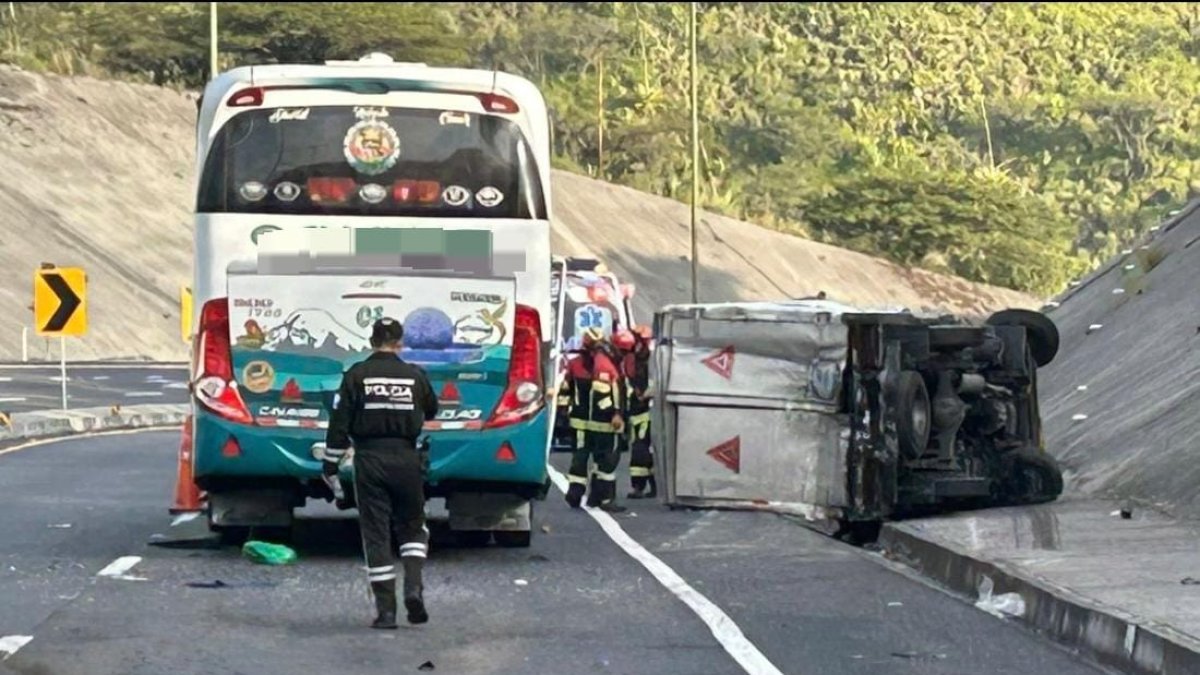 Un bus y un camión protagonizaron un choque en la Panamericana Norte, en Oyacoto.