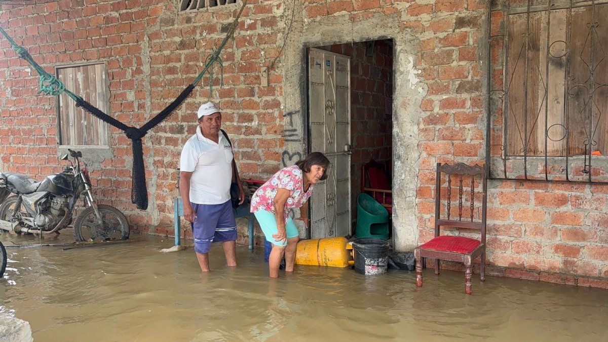 De poco sirven los obstáculos para bloquear el ingreso del agua a la vivienda.
