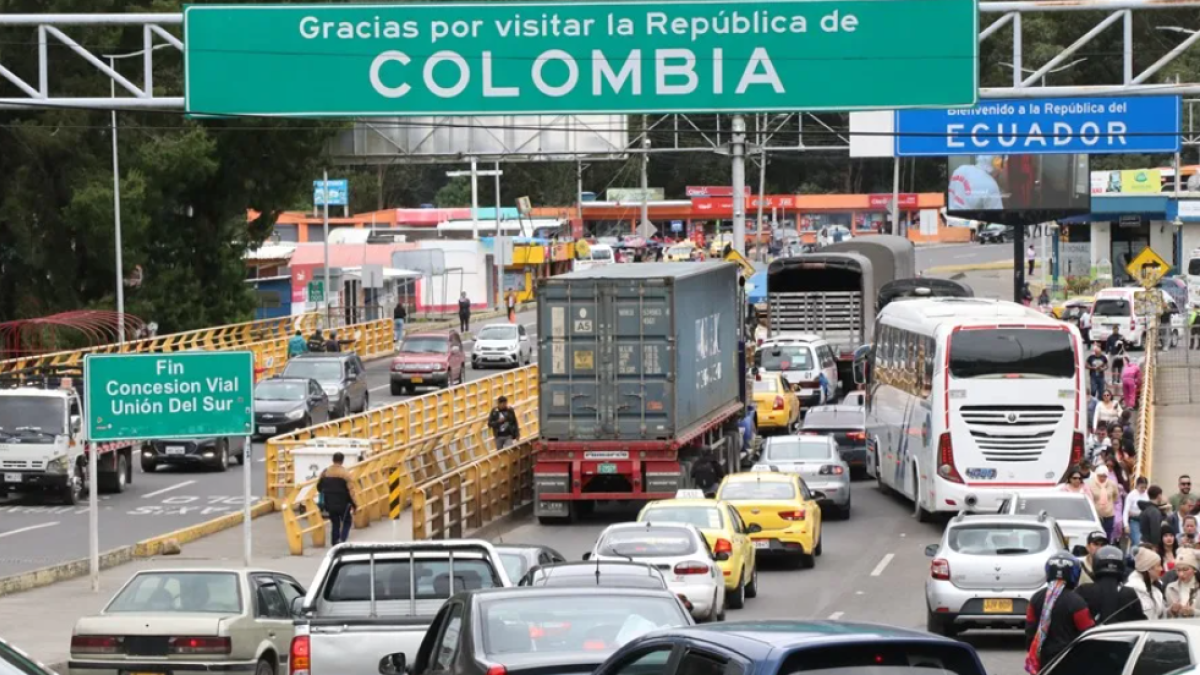 Fotografía que muestra vehículos transitando por el Puente Internacional de Rumichaca, el principal paso fronterizo entre Colombia y Ecuador