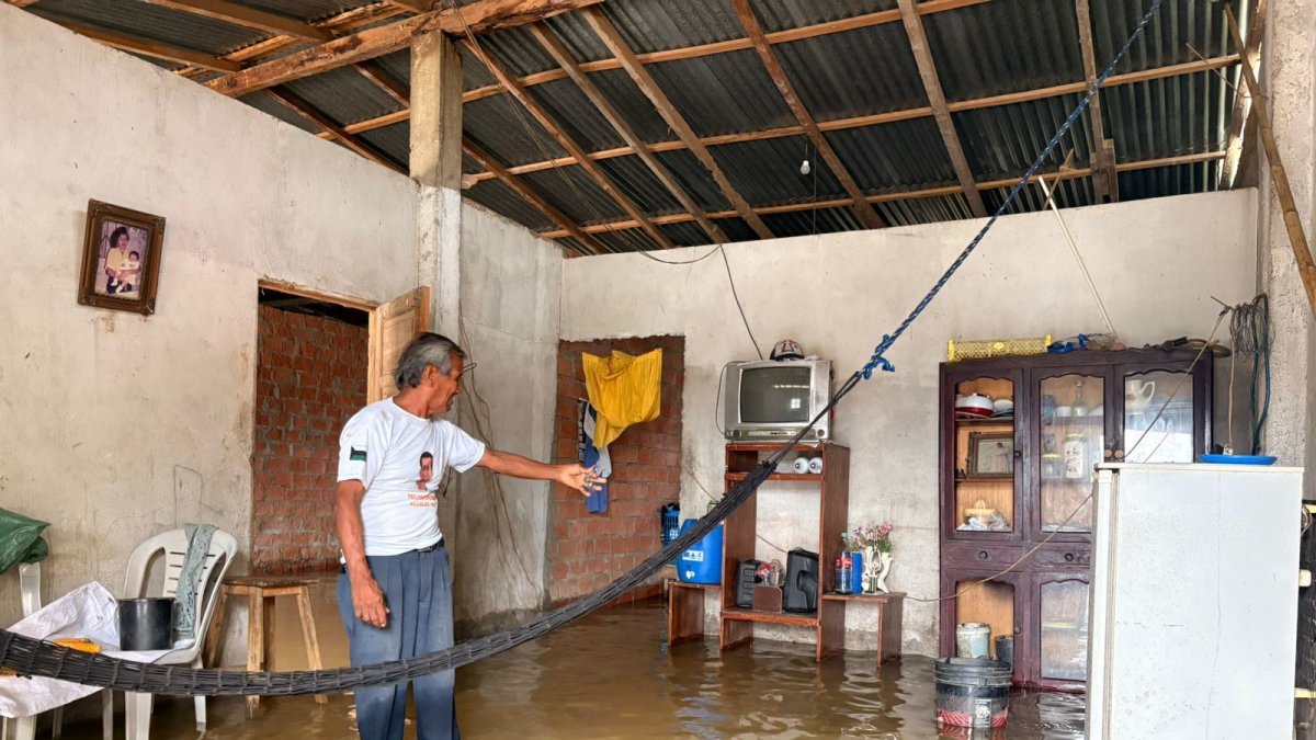 En la casa de Augusto Jiménez han tenido que elevar varios de sus enseres por la inundación.