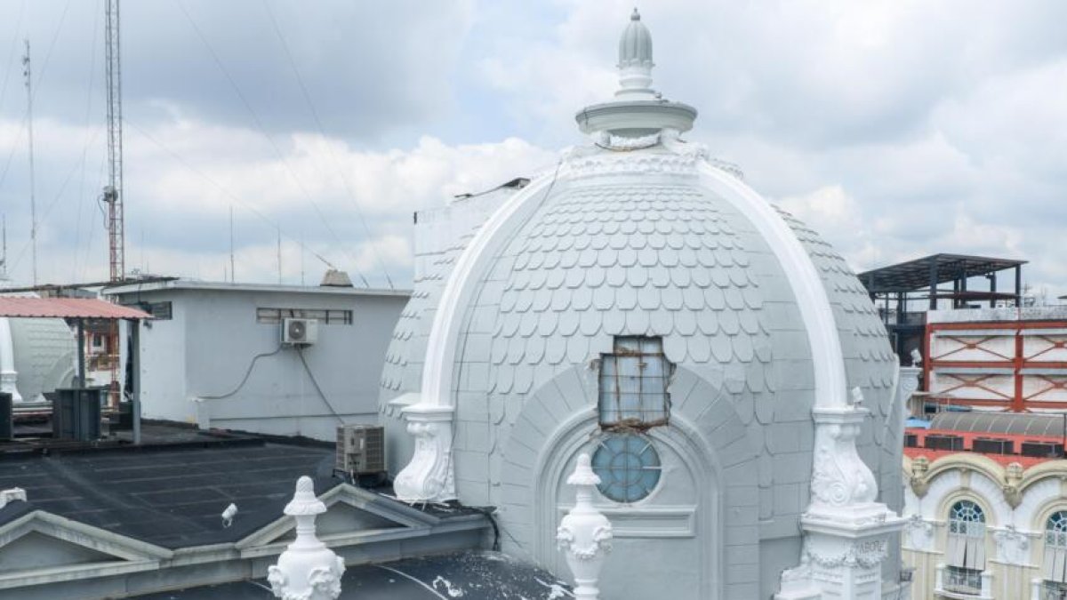 El equipo de mantenimiento del Palacio Municipal se activó tras el desprendimiento de un elemento ornamental en la cúpula noroeste, registrado en la madrugada de este viernes