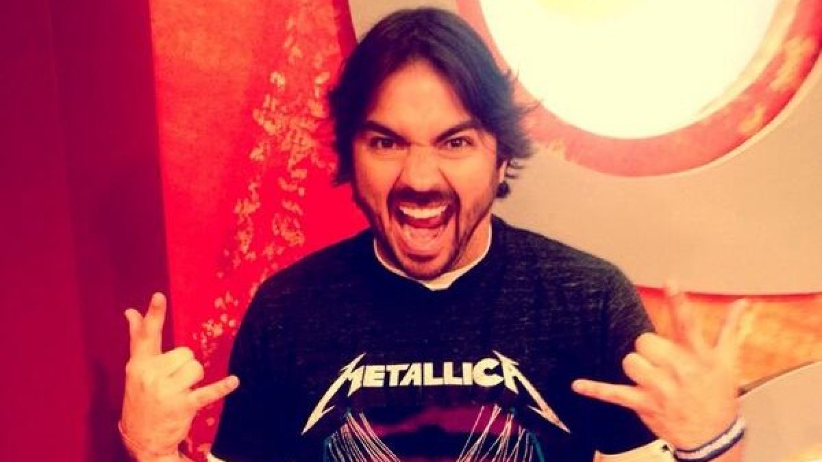 Desde adolescente se inclinó por el rock, es por ello que gusta vestir camisetas con los nombres de sus bandas favoritas.