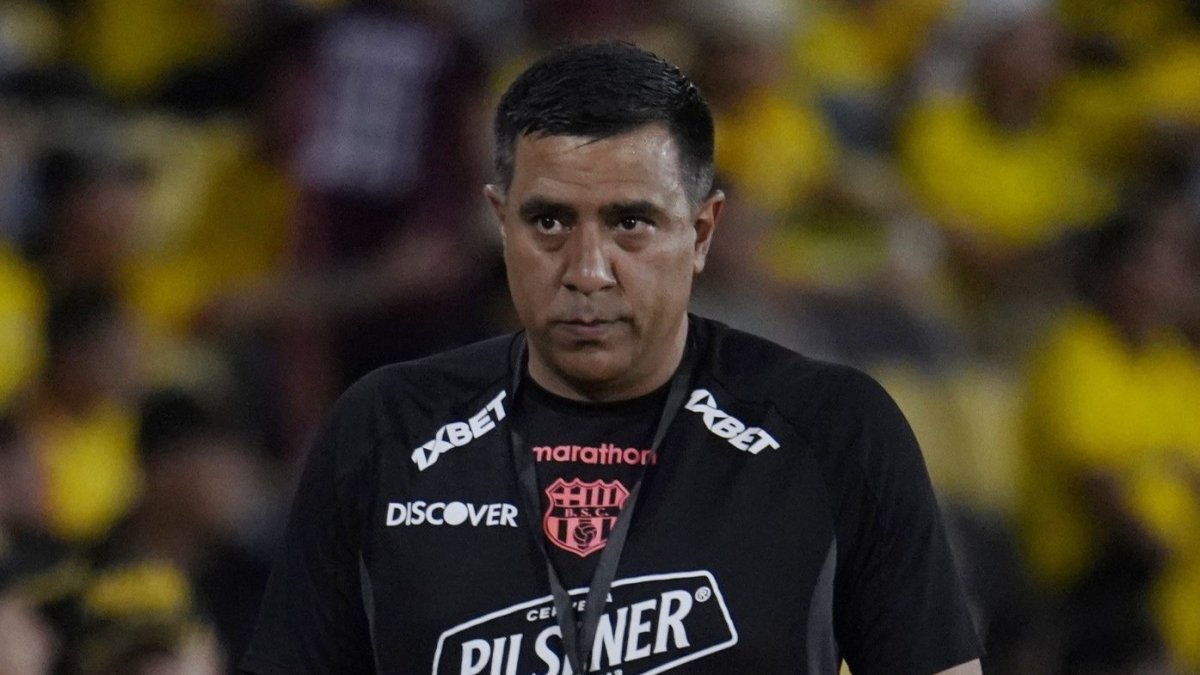 César Farías, DT de Barcelona SC en el duelo ante Argentinos Juniors en la Copa Libertadores