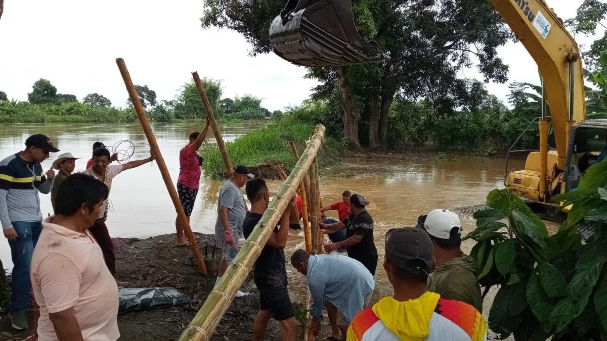 En el cantón Salitre colocan sacos de arena en muro que colapsó.