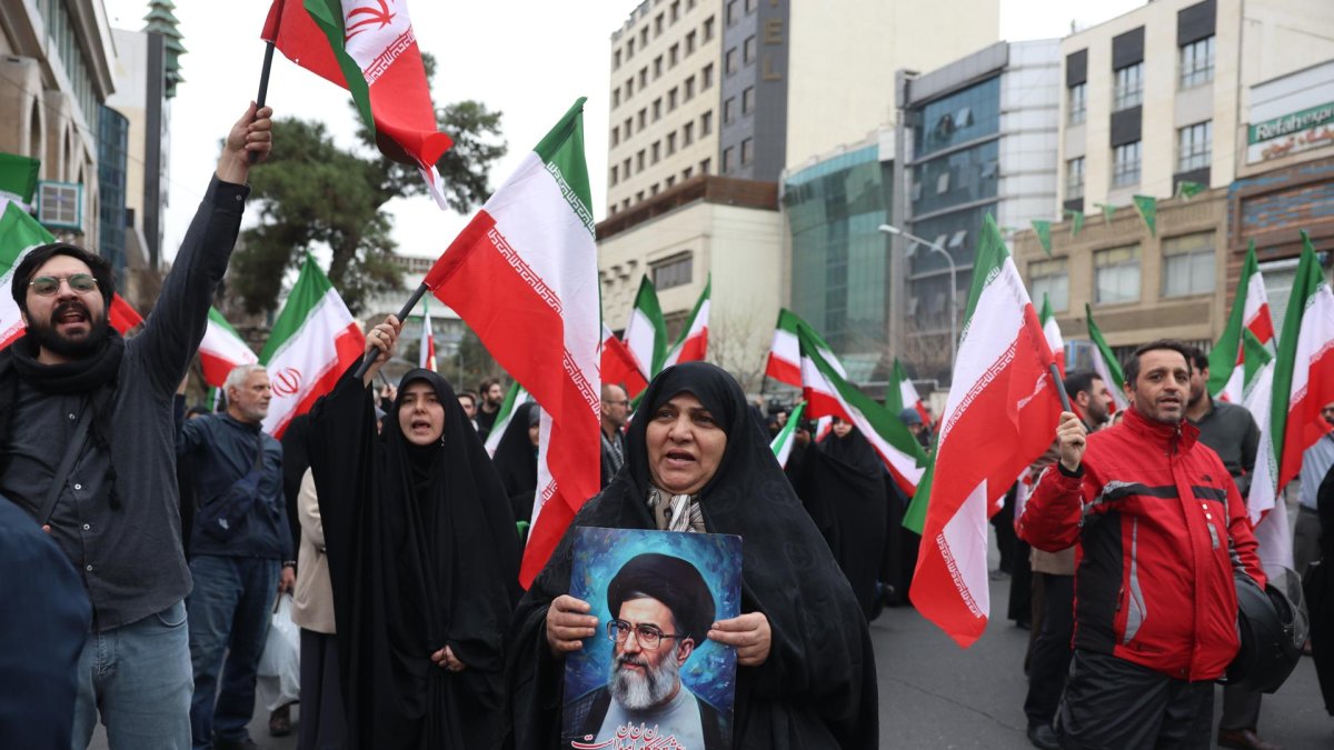 Iraníes se reúnen durante protestas anti-EE.UU. e israelíes en Teherán, con un retrato del líder supremo iraní, Ali Jameneí.