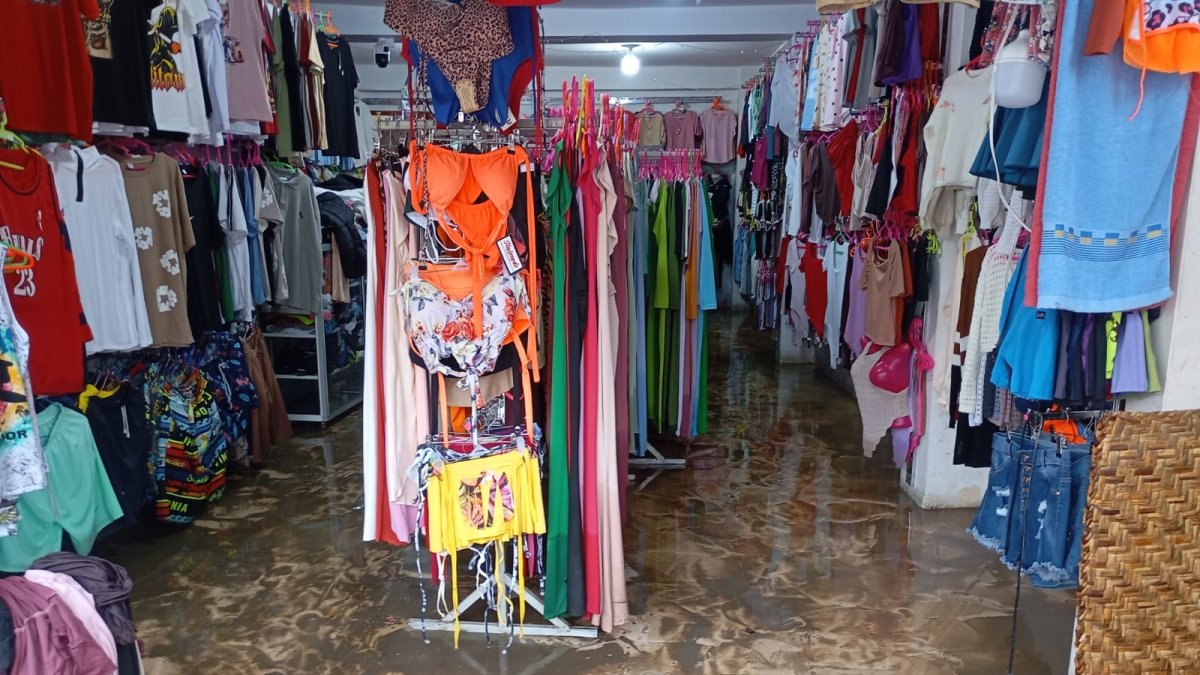 El lodo logró ingresar a los locales comerciales en el centro del cantón Playas.