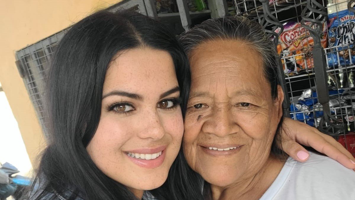 La creadora de contenido Alebamaaa (izquierda) y doña María Delia se juntaron para dar vida a ‘La abuelita de la tienda’.