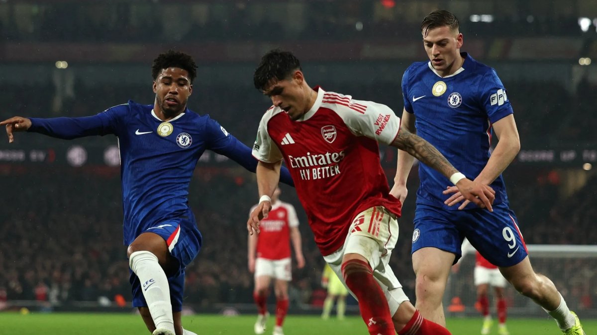 Piero Hincapié domina el balón en el duelo entre Arsenal y Chelsea de Moisés Caicedo.