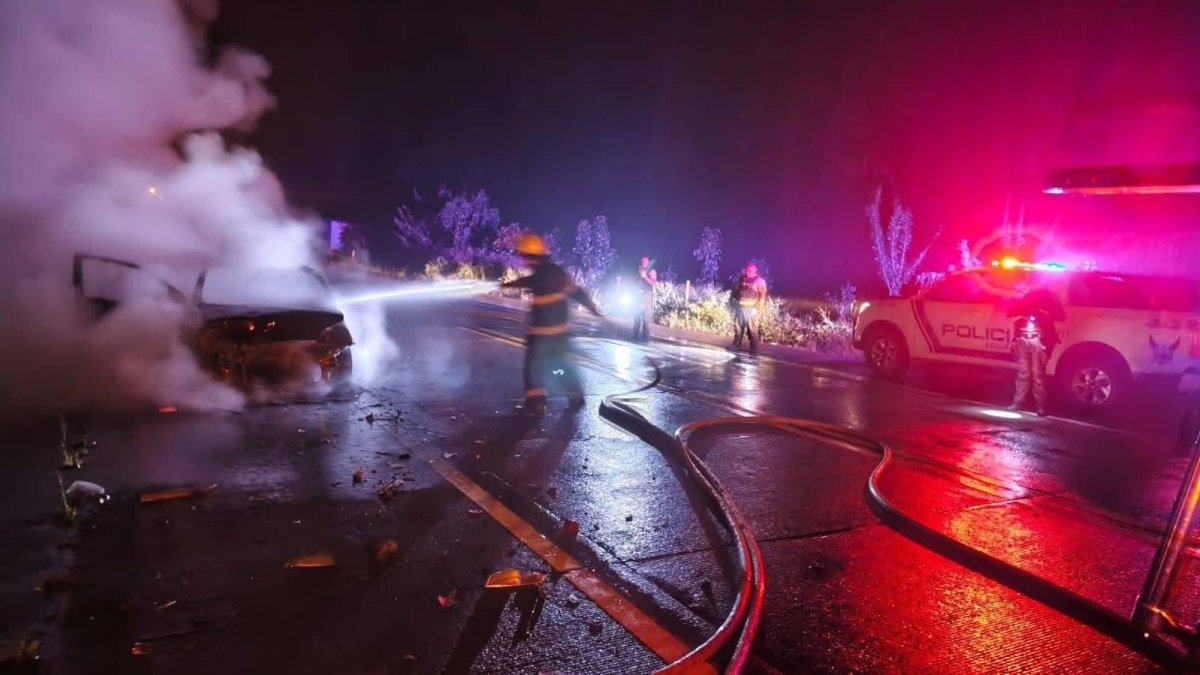 En la vía El Carmen - Chone fue hallado un vehículo incinerado. La Policía sospecha que fue usado por los pistoleros