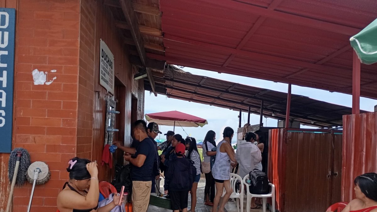 Turistas enfrentan molestias durante su estadía en el balneario.