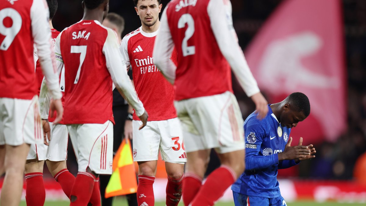 Moisés Caicedo, de rodillas luego de la derrota de Chelsea ante Arsenal de Piero Hincapié.