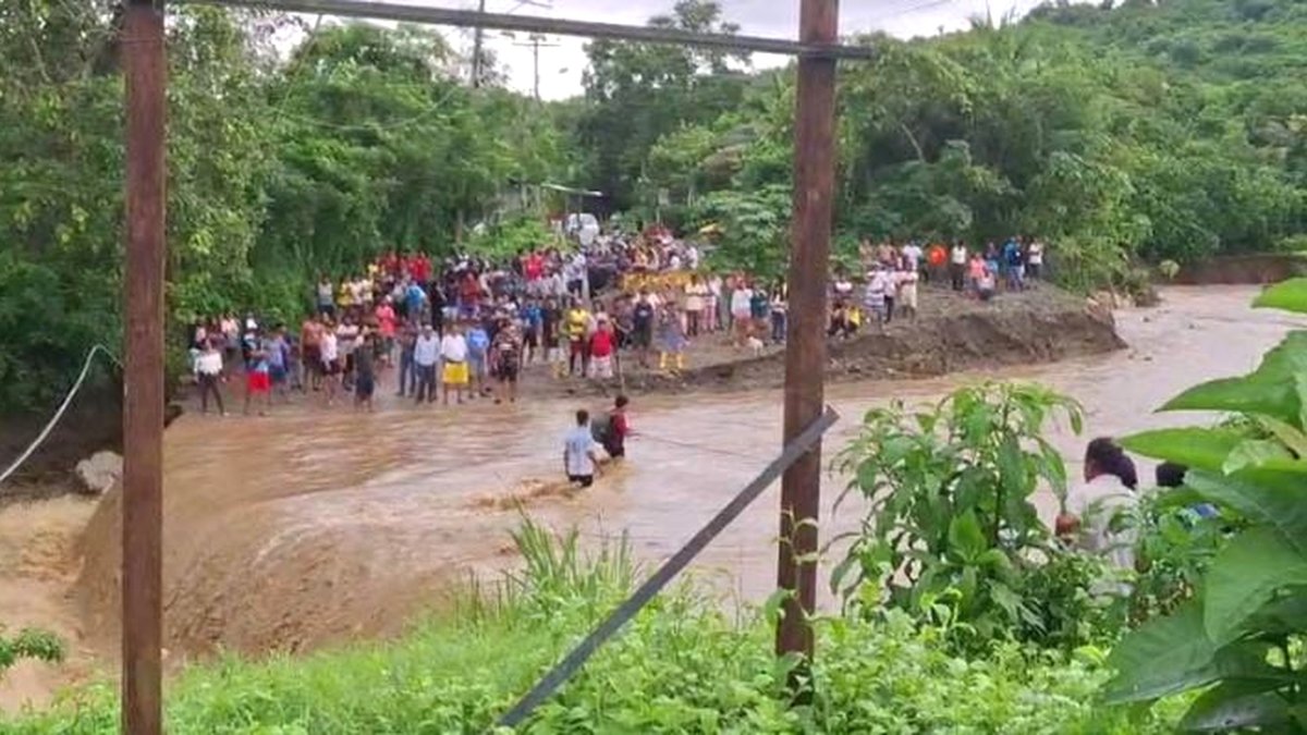 En la comuna Dos Mangas el río se desbordó y dejó a varias familias afectadas que buscaban pasar en la zona