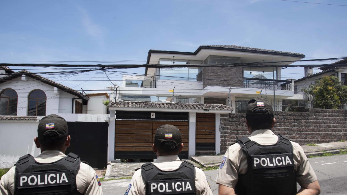 Agentes policiales vigilan la casa para prevenir nuevos altercados.