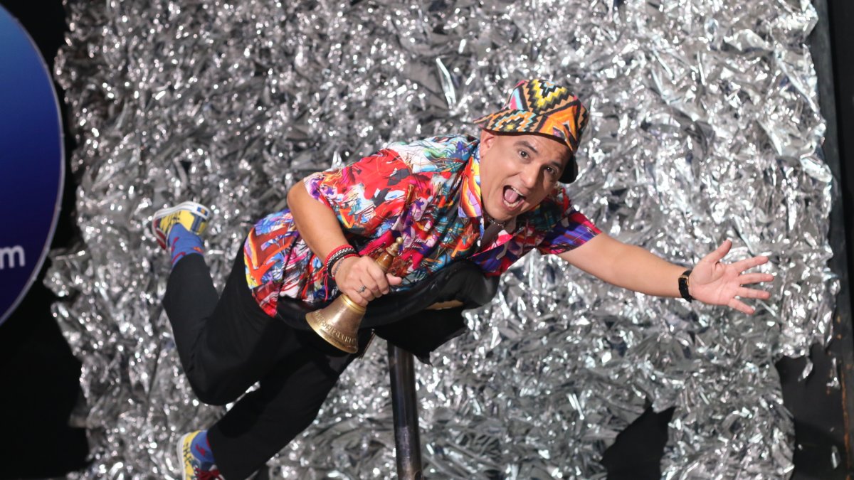 A Caterva no le importa que lo critiquen por su forma de hablar y vestir para dar noticias.