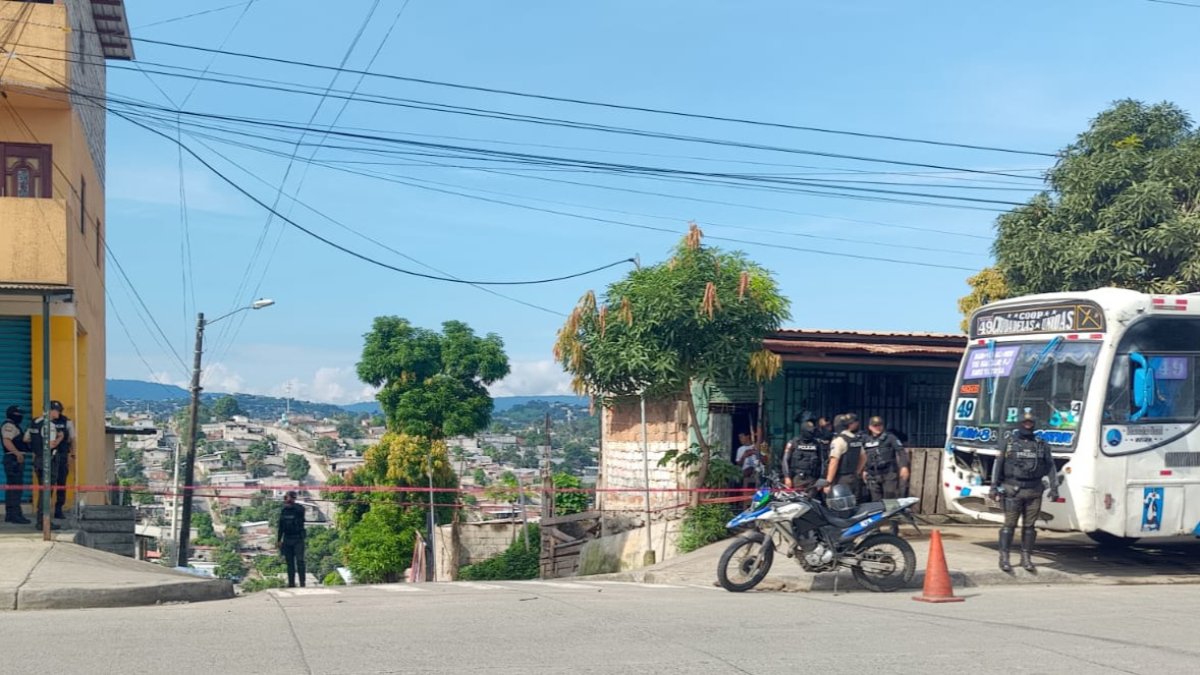 Policía levantó indicios balísticos en el lugar del crimen.