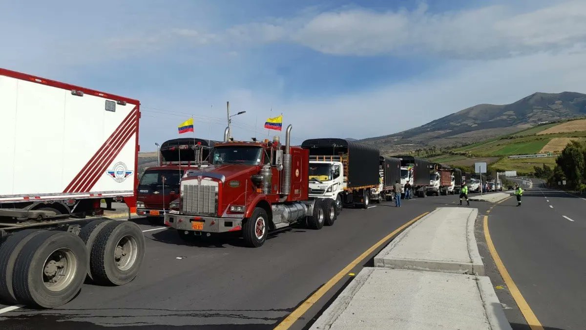 Camiones permanecen detenidos en la frontera norte mientras transportistas del Carchi denuncian una caída del 90 % en su trabajo tras el arancel del 50 % a Colombia