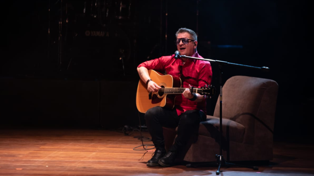 El cantante ecuatoriano Riccardo Perotti