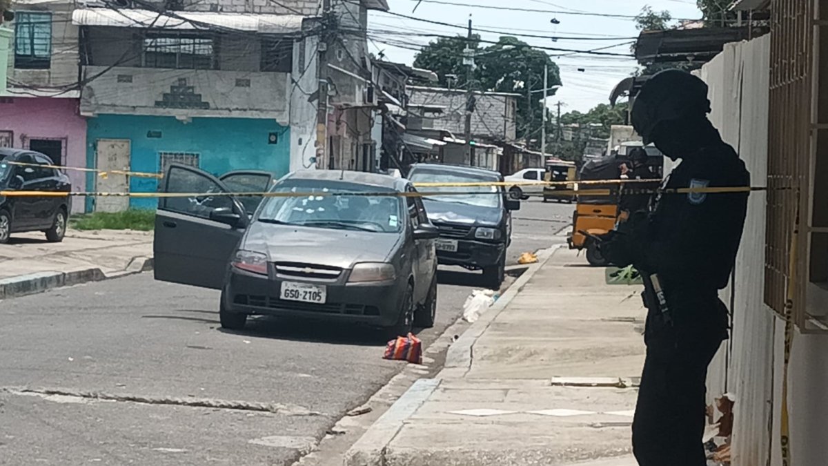 La víctima se movilizaba a bordo de este vehículo. La Policía acordonó la escena del crimen.