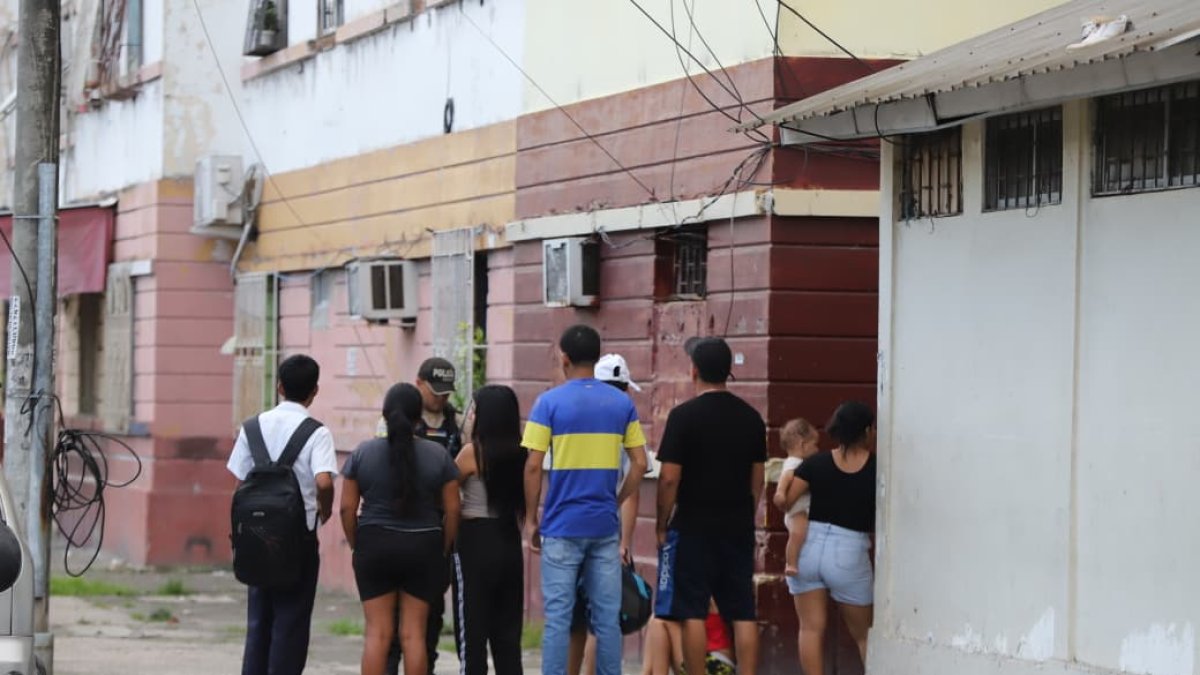 Vecinos observaron el procedimiento policial desde las aceras y ventanas del sector.