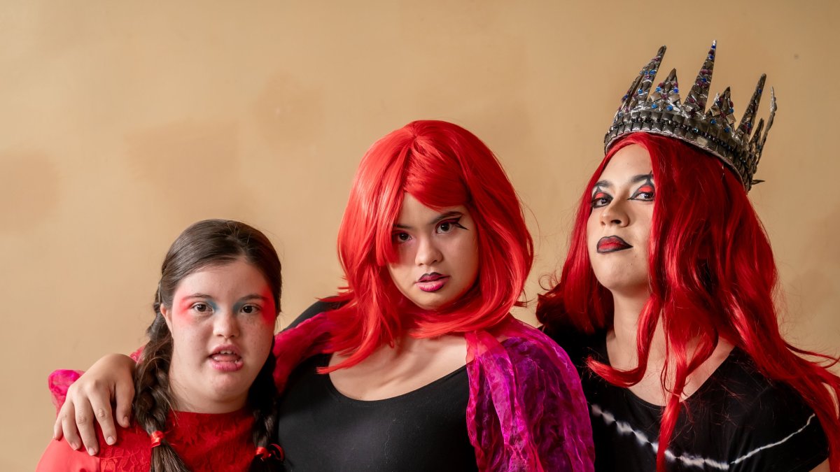 María Paula Ortega (con la corona) junto a dos de sus estudiantes con Síndrome de Down, durante la obra teatral El hacedor de todo.