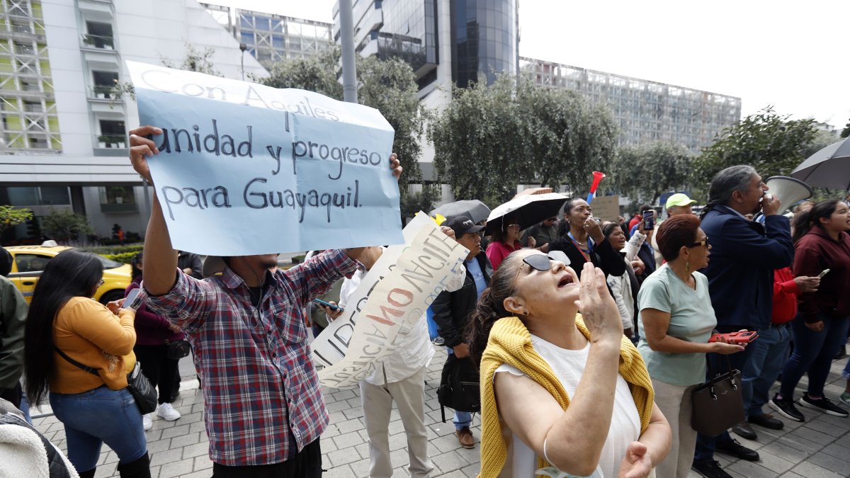 Simpatizantes del alcalde porteño llegaron hasta el Complejo Judicial Norte, de Quito, para mostrar su apoyo.