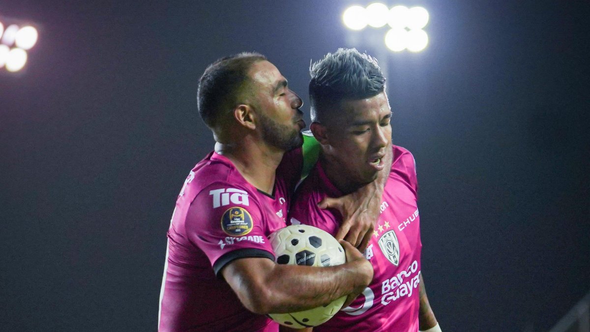 Aron Rodríguez (d) marcó un doblete en el estadio Jocay de Manta.