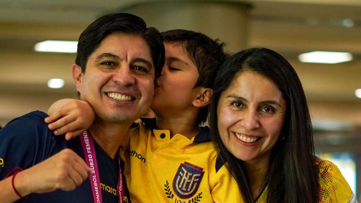 El entrenador Eduardo Moscoso (i) recibió el cariño de su hijo y de su esposa al llegar a Quito.