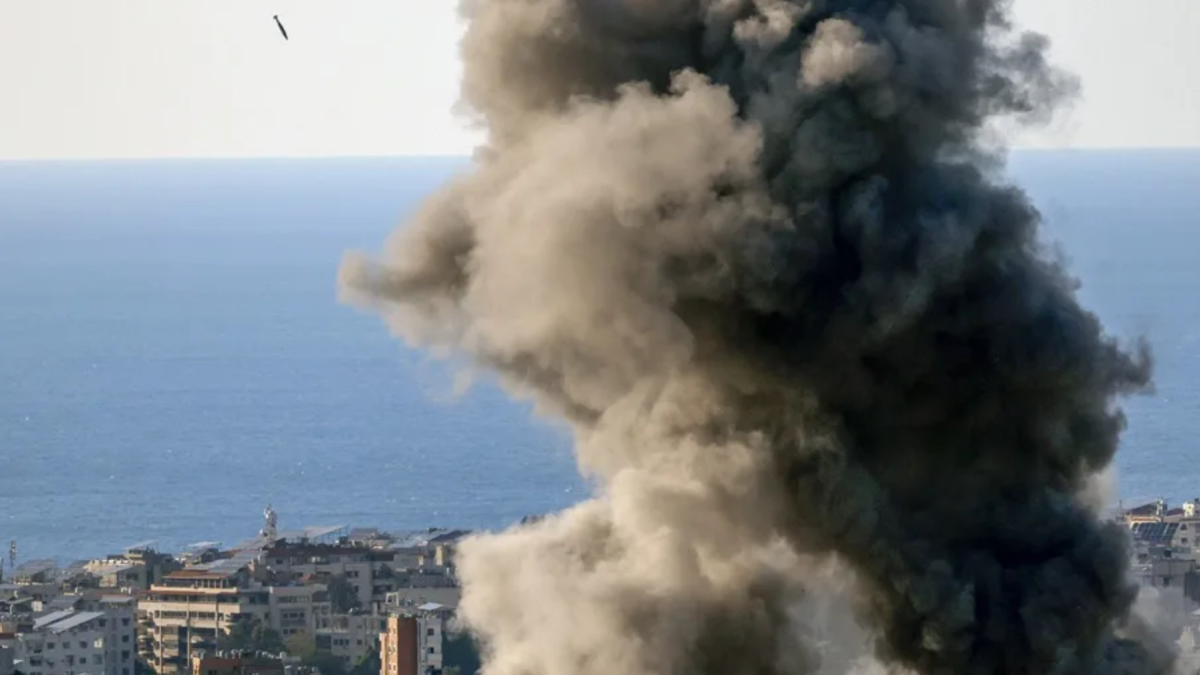 Vista de un proyectil que cae sobre Beirut (Líbano) y causa una columna de humo, este 2 de marzo de 2026
