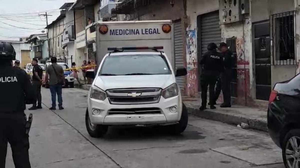Policía acordona la escena del crimen en el barrio Cuba.