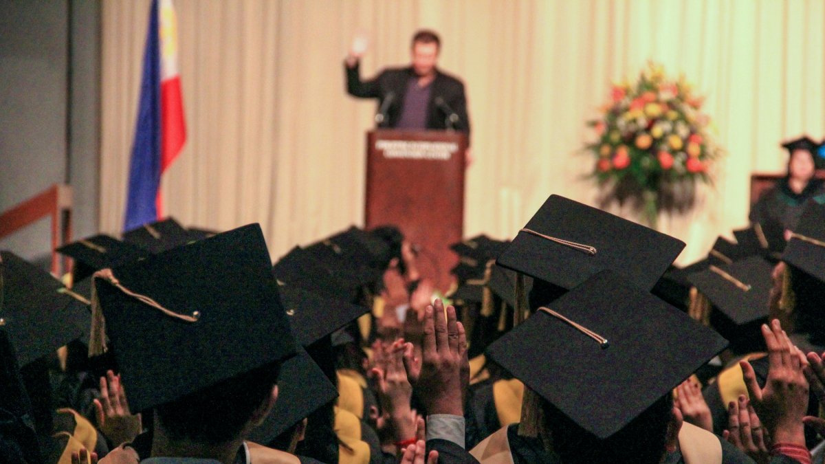 La Universidad Europea ofrece becas del 50 % para maestrías online dirigidas a profesionales ecuatorianos en 2026, en alianza con la OEA y la OEI