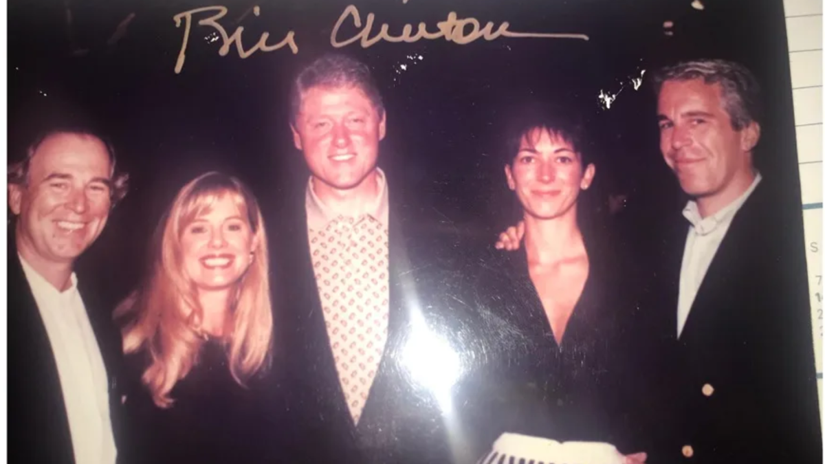 Fotografía publicada por los demócratas del Comité de Supervisión de la Cámara Baja (Oversight Dems), donde aparece Jeffrey Epstein (d), Ghislaine Maxwell (2d) y el expresidente Bill Clinton (c).