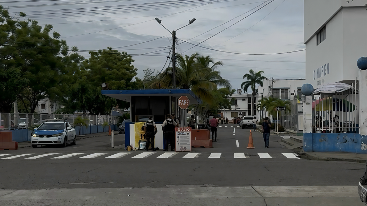 En los exteriores del Comando de Policía de Machala hubo movimiento por el traslado de los aprehendidos hasta Guayaquil.