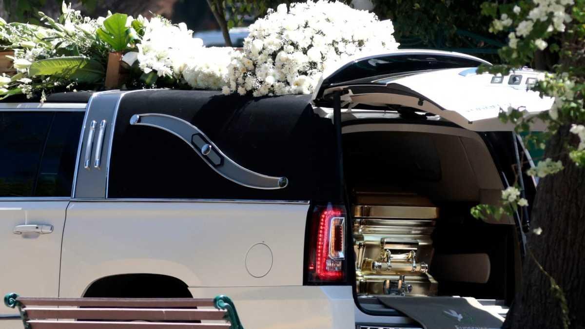 El ataúd bañado en oro de “El Mencho” es trasladado bajo un enorme operativo militar hacia su lugar de descanso en Zapopan, Jalisco