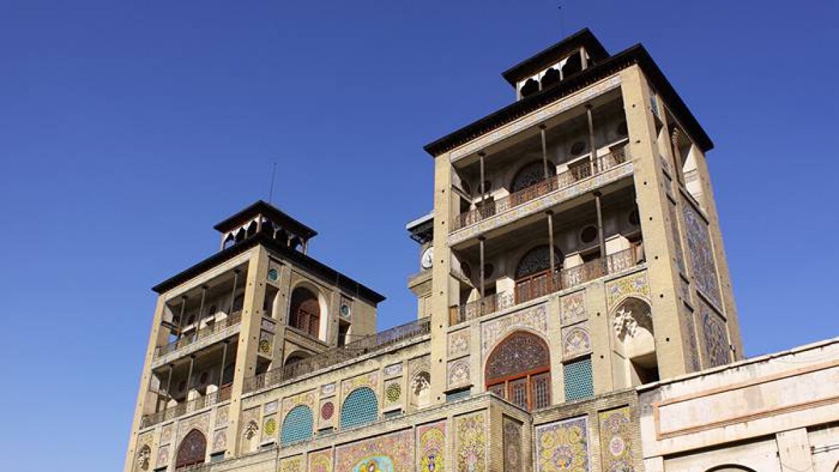 Los escombros y ventanas rotas dentro del Palacio de Golestan en Teherán después de los ataques aéreos, uno de los sitios culturales más valiosos de Irán y declarado Patrimonio de la Humanidad