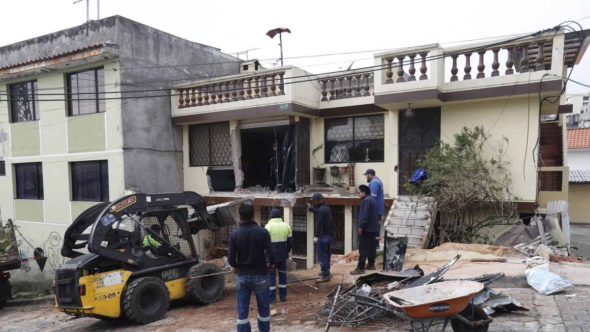 Personal municipal retira los escombros que dejó el impacto del camión contra la casa.