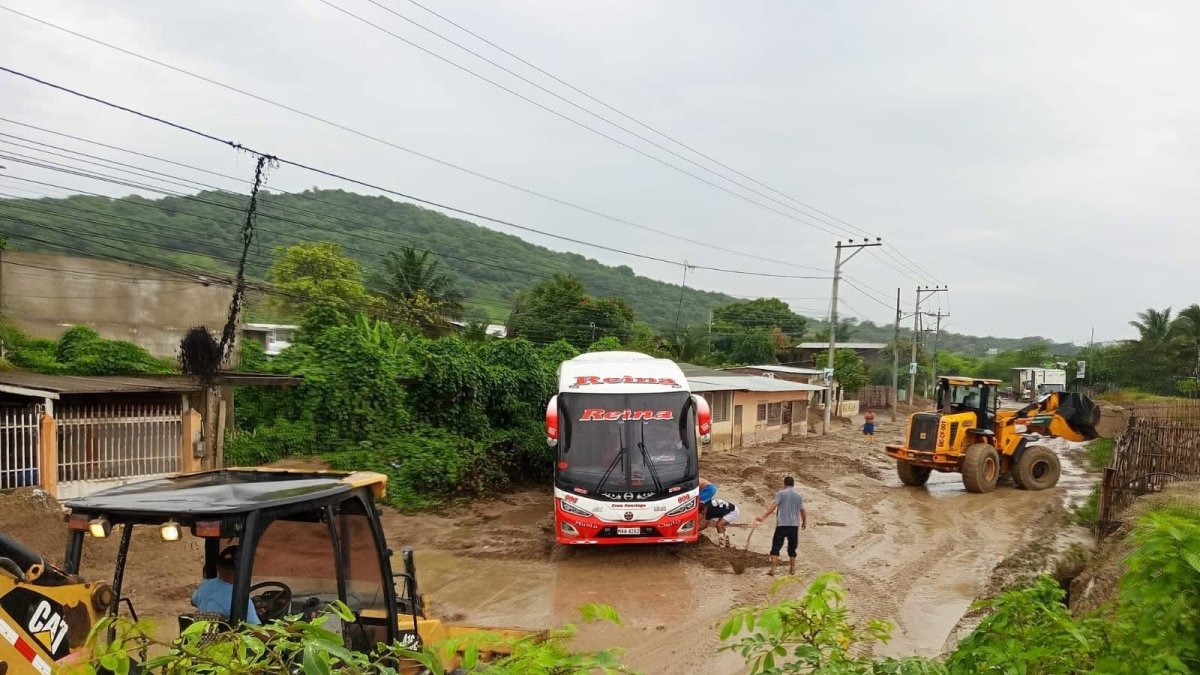 La vía E15 afectada por las lluvias en la comunidad Cañitas de Charapotó.
