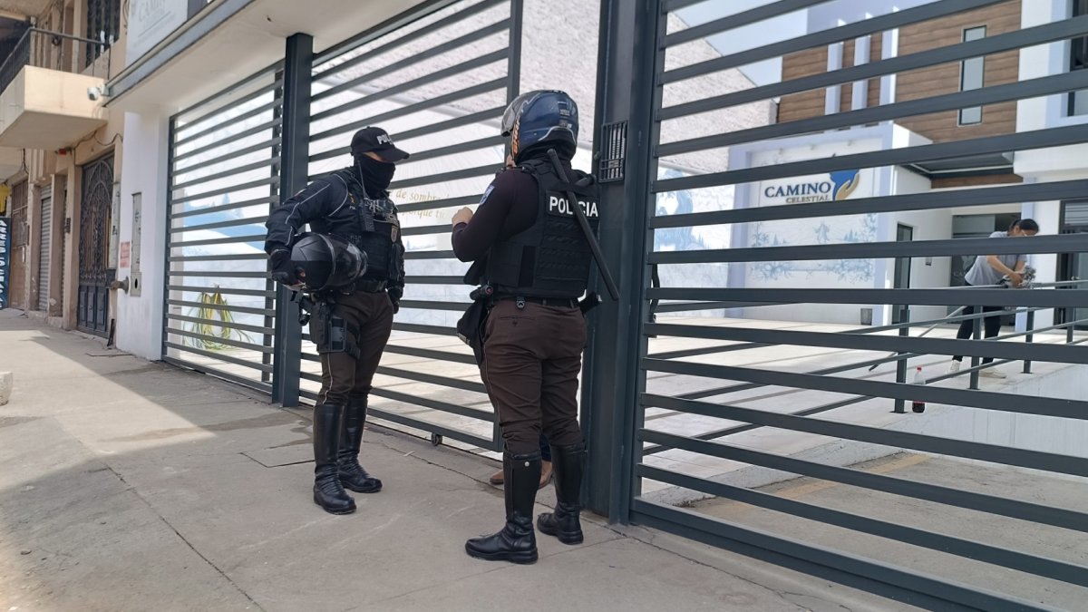 Agentes de la Policía llegaron al salón funerario donde se cometió el ataque.