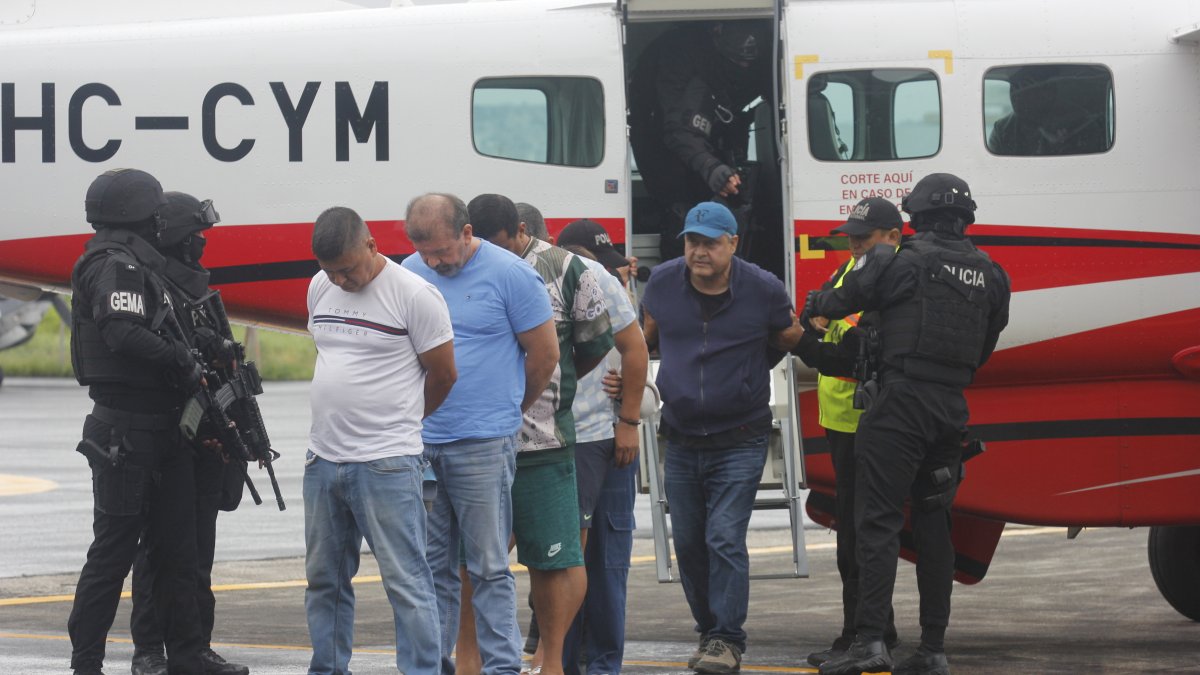 Los 16 detenidos en Ecuador fueron presentados por el ministro Reimberg y la Policía.