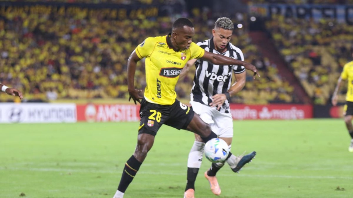 Jhonny Quiñónez, volante del Barcelona SC, en acción ante el Botafogo.