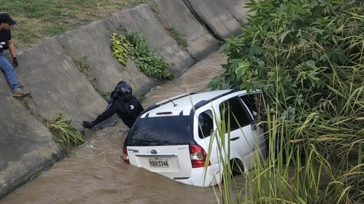 El vehículo donde se movilizaban los secuestradores y el comerciante cayó a un canal de agua