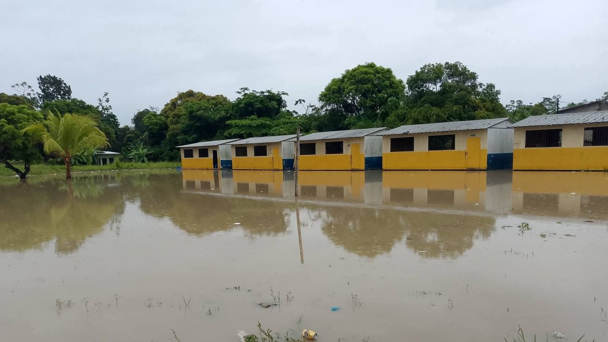 Aulas de una escuela de la parroquia Lagarto, permanecen anegadas tras las intensas lluvias de la temporada invernal 2026, dejando a familias y estudiantes en situación vulnerable.